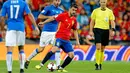 Penyerang Spanyol, David Villa berusaha membawa bola dari kawalan pemain Italia saat bertanding di kualifikasi Piala Dunia 2018 di Stadion Santiago Bernabeu di Madrid, (2/9). Spanyol menang atas Italia 3-0. (AP Photo / Paul White)