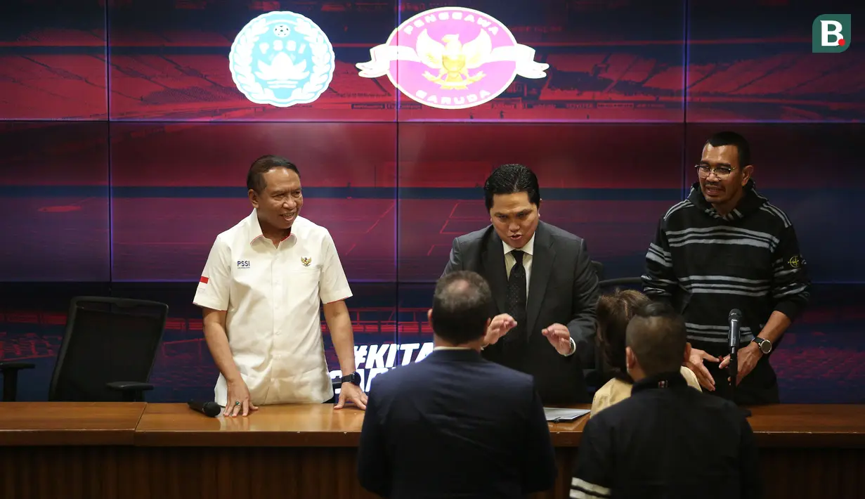 Timnas Indonesia dipastikan akan menghadapi Argentina yang berstatus Juara Piala Dunia 2022 dalam FIFA Matchday di Stadion Utama Gelora Bung Karno (SUGBK) pada 19 Juni 2023 mendatang. Kepastian itu didapat dalam Konferensi Pers yang digelar PSSI bersama perwakilan Konfederasi Sepak Bola Argentina (AFA) yang diwakili manajer Timnas Argentina, Daniel Cabrera bersama perwakilan Oltre Consulting sebagai sponsor di ruang media SUGBK, Rabu (24/5/2023). Daniel Cabrera memastikan akan membawa skaud lengkap, termasuk Lionel Messi dalam laga tersebut. (Bola.com/Bagaskara Lazuardi)