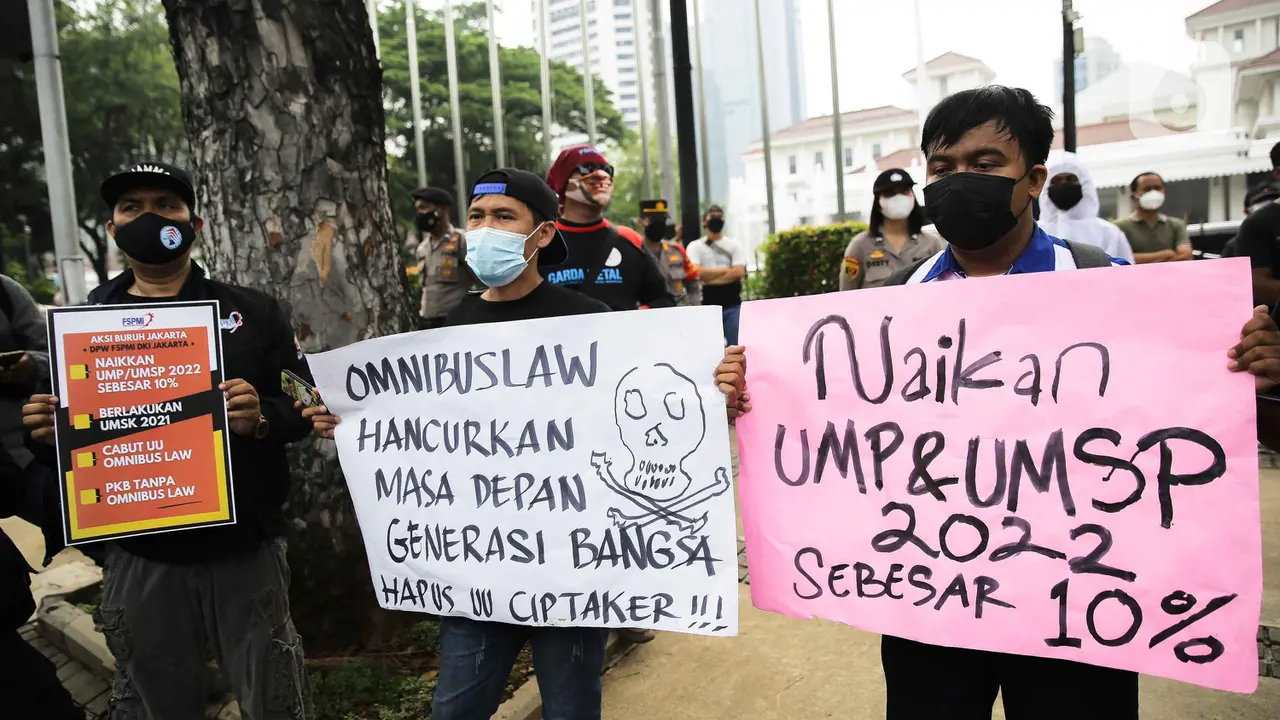 Aksi Buruh Geruduk Balai Kota Jakarta