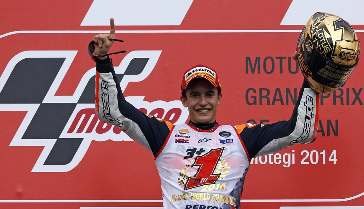 Pembalap Honda MotoGP, Marc Marquez mengangkat tangan usai memastikan gelar juara dunia MotoGP 2014 di Motegi, Jepang, (12/10/2014), (REUTERS/Toru Hanai)