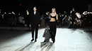 Miley Cyrus (kanan) berjalan di catwalk untuk show Marc Jacobs Fall 2020 selama New York Fashion Week di New York City, Rabu (12/2/2020). Miley Cyrus bergabung dengan sejumlah model di runway termasuk, Gigi Hadid dan adiknya, Bella Hadid serta Kaia Gerber. (JAMIE MCCARTHY/GETTY IMAGES /AFP)
