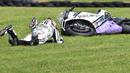 Pebalap Pull & Bear Aspar Team, Yonny Hernandez  terjatuh pada sesi kualifikasi MotoGP Australian Grand Prix di Phillip Island (22/10/2016). (AFP/Paul Crock)