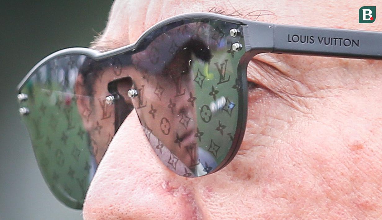 <p>Refleksi pelatih Shin Tae-yong di dalam kacamata ketua Umum PSSI, Mochamad Iriawan saat mendatangi latihan terbuka untuk Piala Asia U-20 2023 di Lapangan C, Kompleks Stadion Utama Gelora Bung Karno (SUGBK), Jakarta, Rabu (08/02/2023). Ini merupakan kunjungan terakhir bagi pria yang akrab disapa Iwan Bule tersebut sebelum lengser dari jabatannya&nbsp;pada 16 Februari 2023 melalui Kongres Luar Biasa (KLB) PSSI. (Bola.com/Bagaskara Lazuardi)</p>