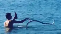 Pria Ini Bersahabat dan Berenang Bersama Ular