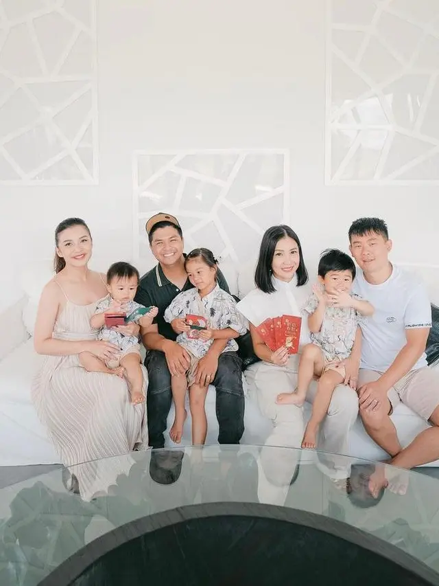 11 Gaya Kompak Seleb Rayakan Imlek bersama Keluarga, Sarwendah hingga Tiffany Soetanto