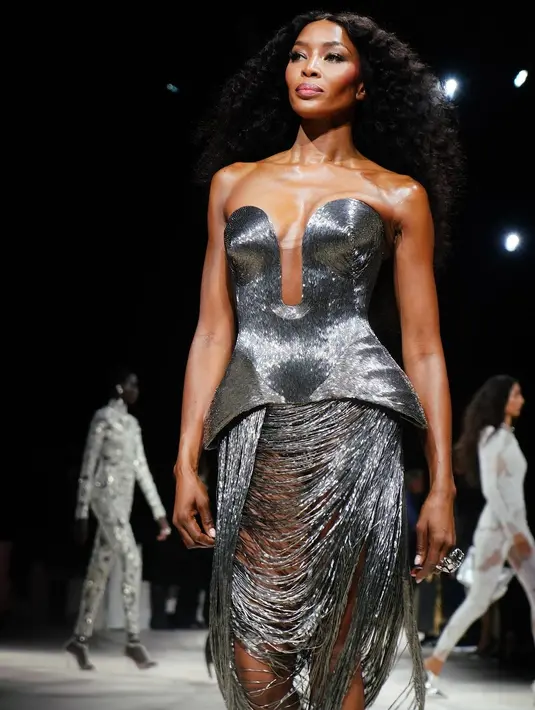 Pemeran Black is King itu tampil memukau dalam balutan gaun korset peplum perak untuk pertunjukan tersebut. [Dok/Alexander McQueen]