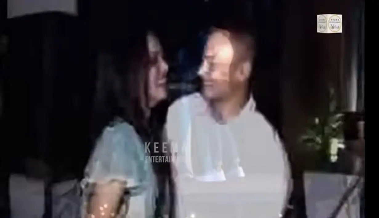 Ayah dari Aaliyah Massaid itu meninggal dunia pada 5 Februari 2011 silam. Hingga kini, perempuan seorang anak itu mengaku masih belum bisa move on. Bahkan, merasa kehilangan separuh napasnya. [Youtube/Keema Entertainment]