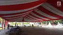 Pekerja menyelesaikan pemasangan tenda untuk relawan di Jalan Setiabudi, Medan, Senin (20/11). Sebanyak 14 tenda sedang dalam tahap penggarapan yang dikhususkan untuk undangan ngunduh mantu Kahiyang-Bobby dari kalangan relawan. (Liputan6.com/Aditya Eka)