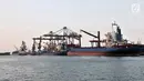 Aktivitas bongkar muat peti kemas di Pelabuhan Tanjung Priok, Jakarta, Rabu (14/8/2019). Badan Pusat Statistik (BPS) menyatakan neraca dagang Indonesia sepanjang Januari hingga Juli 2019 mengalami defisit sebesar USD 1,9 miliar atau setara Rp 27 triliun. (merdeka.com/Iqbal Nugroho)