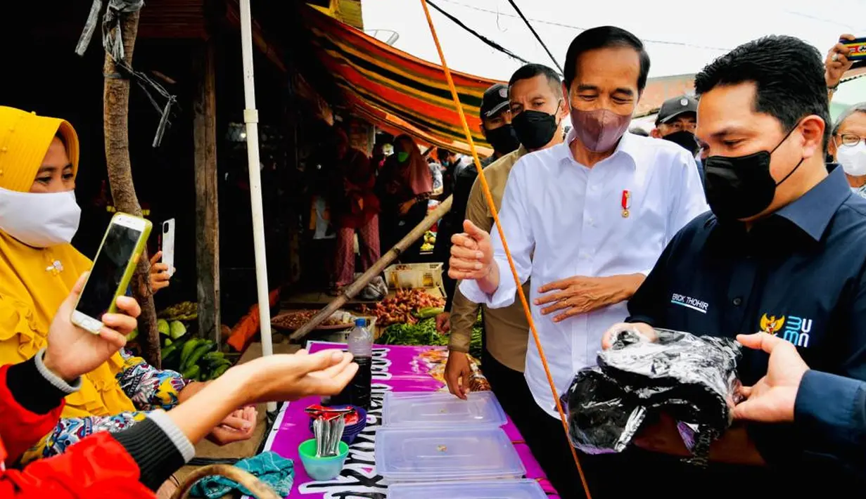 Presiden Joko Widodo (Jokowi) membagikan bantuan langsung tunai (BLT) kepada para pedagang di Pasar Baru Tanjung Enim, Sumatra Selatan, Senin (24/1/2022). Bantuan sebesar Rp1,2 juta per orang itu diberikan Jokowi dengan ditemani Menteri BUMN Erick Thohir. (Dok. Biro Pers Kepresidenan)