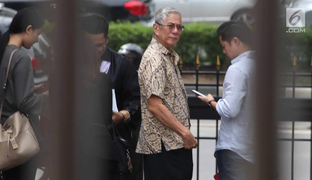 Presdir Jakarta Royale Golf, Muljono Tedjokusumo usai sidang perdana kasus pemalsuan surat dan menempatkan keterangan palsu pada akta autentik di PN Jakbar, Rabu (7/11). Muljono dijerat dengan Pasal 263 dan 266 KUHP. (Merdeka.com/Arie Basuki)