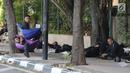 Sejumlah Korps Brimob beristirahat disela penjagaan mereka di kawasan MH Thamrin, Jakarta, Jumat (24/5/2019). Usai kerusuhan 22 Mei 2019, penjagaan di kawasan jalan MH Thamrin sampai Jumat, 24 Mei 2019 masih terus dilakukan oleh aparat kepolisian. (Liputan6.com/Herman Zakharia)