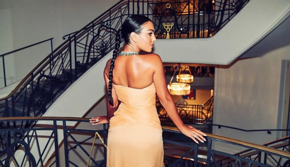 Dengan aplikasi gaya rambut kepang terbukti Georgina Rodriguez bisa tampil menawan di segala kesempatan dengan busana apapun yang dikenakannya.