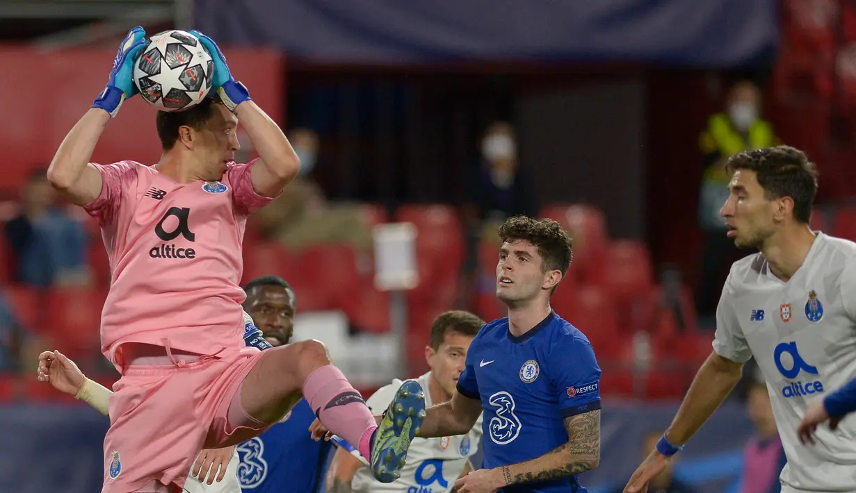 Kiper Porto, Agustin Marchesin (kiri) menangkap bola dari ancaman pemain Chelsea dalam laga leg kedua perempatfinal Liga Champions 2020/2021 di Ramon Sanchez Pizjuan Stadium, Sevilla, Selasa (13/4/2021). Porto menang 1-0 atas Chelsea. (AFP/Cristina Quicler)