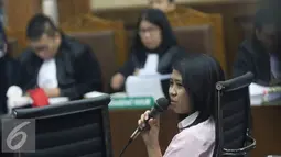 Kasir kafe Olivier Jukiyah memberikan kesaksian pada sidang lanjutan kasus kematian Wayan Mirna Salihin dengan terdakwa Jessica Kumala Wongso di Pengadilan Negeri Jakarta Pusat, Kamis (21/7). (Liputan6.com/Immanuel Antonius)