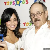Vanessa Hudgens dan Greg Hudgens (via aceshowbiz.com)