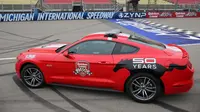 Ford menyiapkan sebuah Mustang GT yang dilabur warna merah yang telah dilengkapi dengan lampu strobo LED di bagian atap.