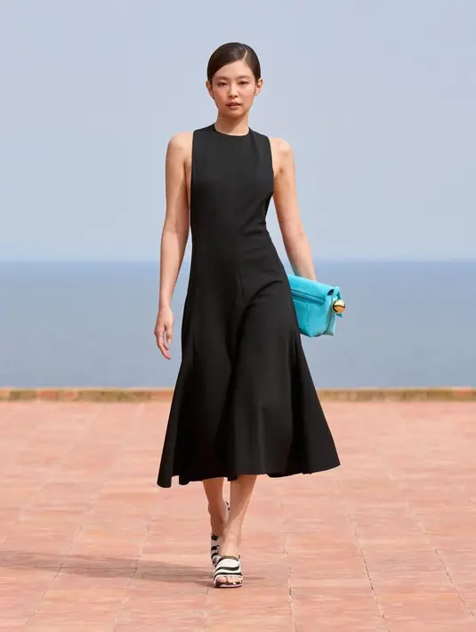 <p>Jennie BLACKPINK resmi melakukan debut menjadi model runway setelah catwalk di show Jacquemus. [Foto: Instagram/hypebae]</p>