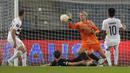 Kiper Midtjylland, Jonas Loessl, berusaha menghalau bola saat melawan  pada laga Liga Europa di Graz, Jumat (9/9/2022). (AP/Darko Bandic)