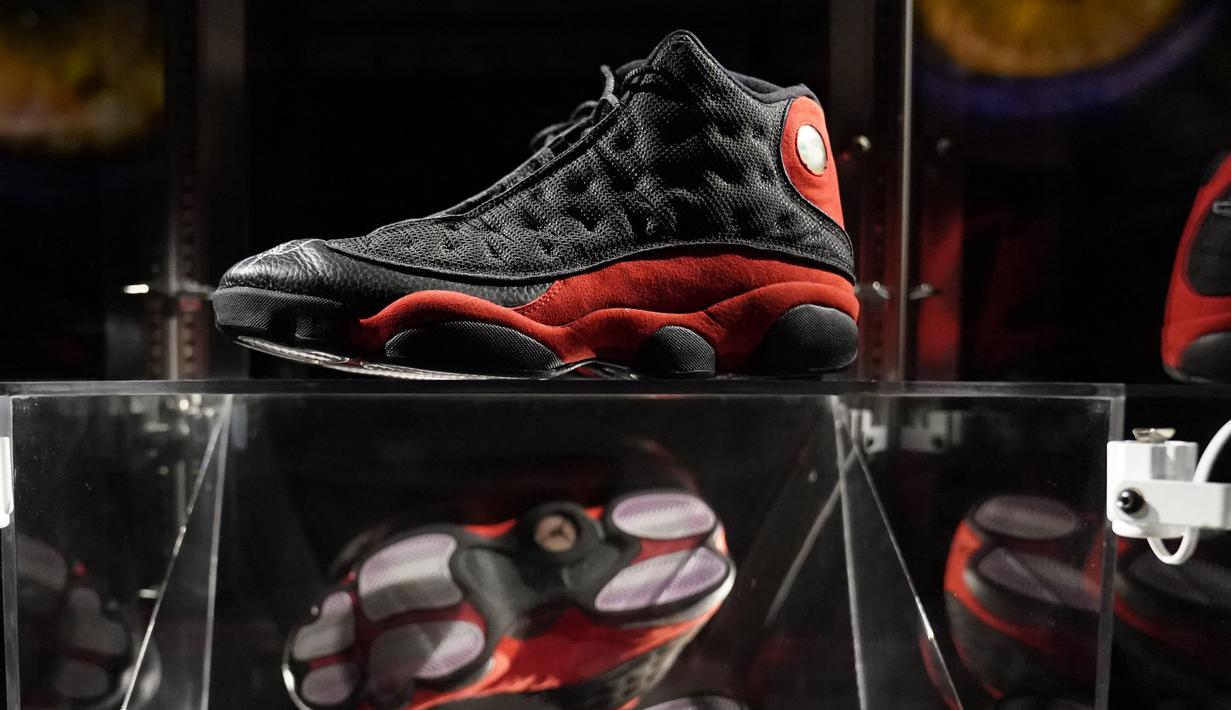Jordan mengenakan sepatu Bred Air Jordan 13s di Game 2 Final NBA 1998 menuju gelar kejuaraan NBA keenam dan terakhirnya. (Photo by TIMOTHY A. CLARY / AFP)
