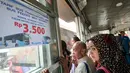 Tarif Bus Kota Terintegrasi Busway (BKTB) dengan Rute PIK-Monas turun harga, Jakarta, Senin (4/1/2016). Tarif BKTB yang semula Rp 6.000 turun menjadi Rp 3.500. (Liputan6.com/Yoppy Renato)