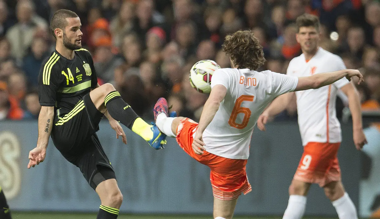 Duel panas terjadi di laga persahabatan antara Belanda melawan Spanyol di Amsterdam Arena, Belanda, Rabu (1/4/2015). Belanda menang 2-0 atas Spanyol. (REUTERS/Toussaint Kluiters)