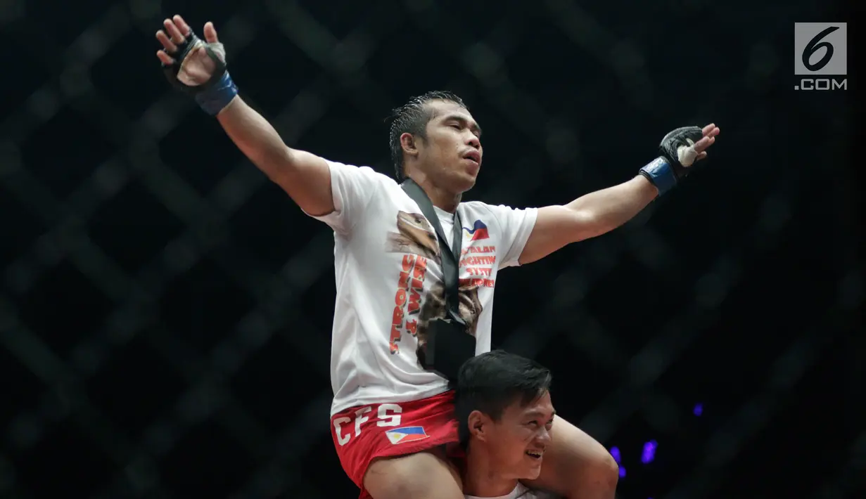 Petarung Filipina, Robin Catalan, melakukan selebrasi usai menaklukkan petarung Indonesia, Stefer Rahardian, pada laga ONE Championship di Istora Senayan, Sabtu (19/1). Stefer Rahardian takluk dari Robin Catalan. (Bola.com/M Iqbal Ichsan)