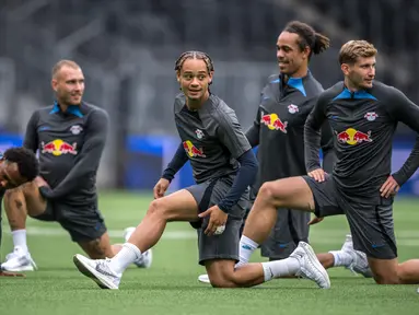 (Dari kiri) Pemain RB Leipzig David Raum, Xavi Simons, Yussuf Poulsen dan Christopher Lenz melakukan pemanasan saat latihan menjelang pertandingan Grup G Liga Champions 2023/2024, di stadion Stadion Wankdorf, Senin (18/9/2023). (Fabrice COFFRINI / AFP)