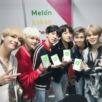 BTS meriah trofi penghargaan di ajang Melon Music Awards atau MMA 2017. (Twitter/bts_bighit)