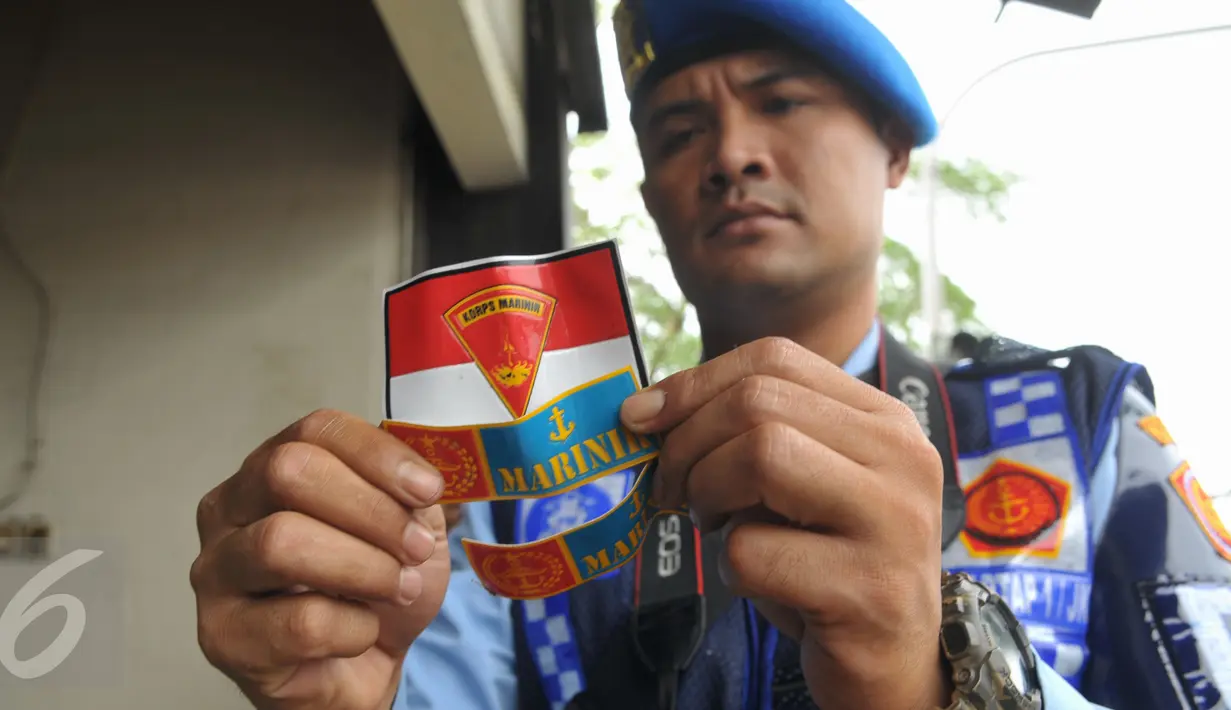 Petugas memperlihatkan aksesoris yang berhasil dicopot dari para pengendara saat Operasi Gaktib Garnisun Tetap 1 di kawasan Pesing, Jakarta,  Kamis, (11/2/2016). (Liputan6.com/Faisal R Syam)