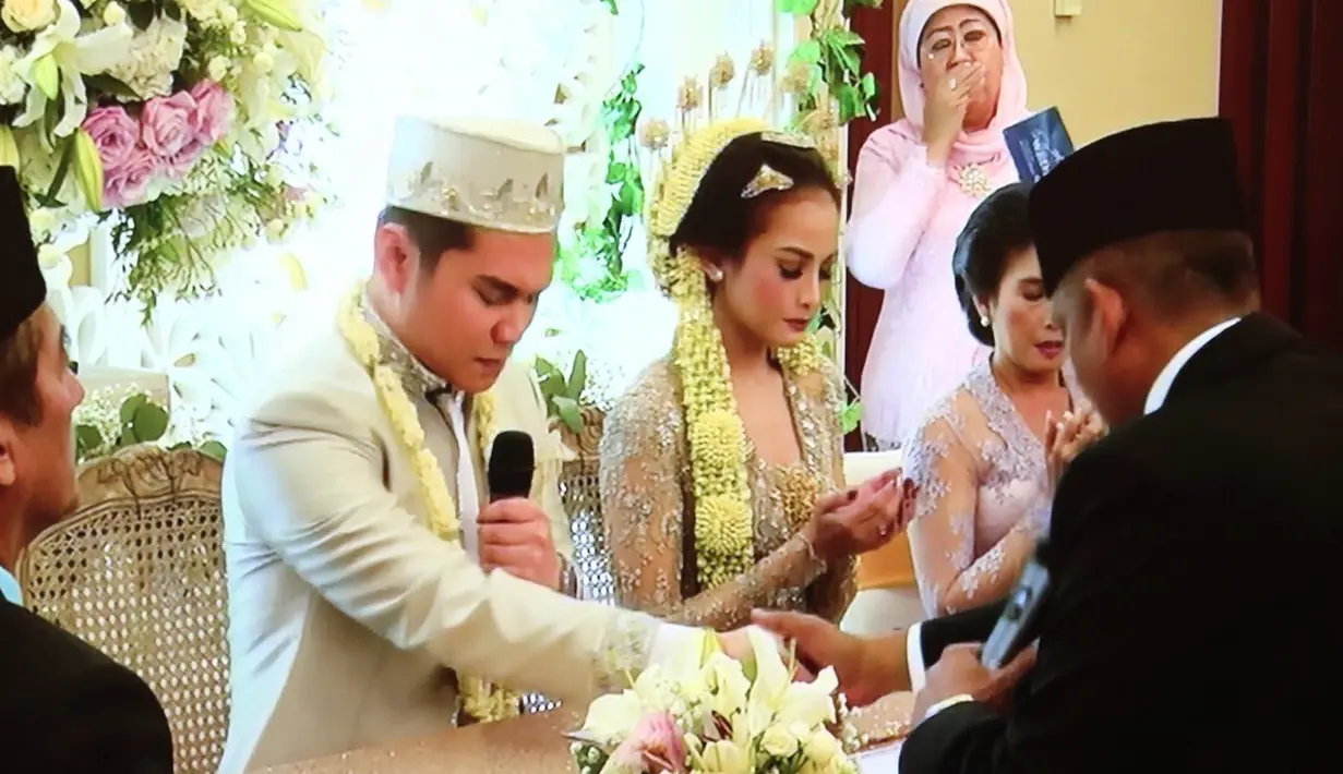 Khidmat dan sakral yang mewarnai akad nikah Acha dan Vicky pun menuai suasana yang mengharukan, terlebih untuk ibunda Acha, Rita Emza. Rita mengakui sangat berat melepas anak perempuannya itu menikah. (Galih W. Satria/Bintang.com)