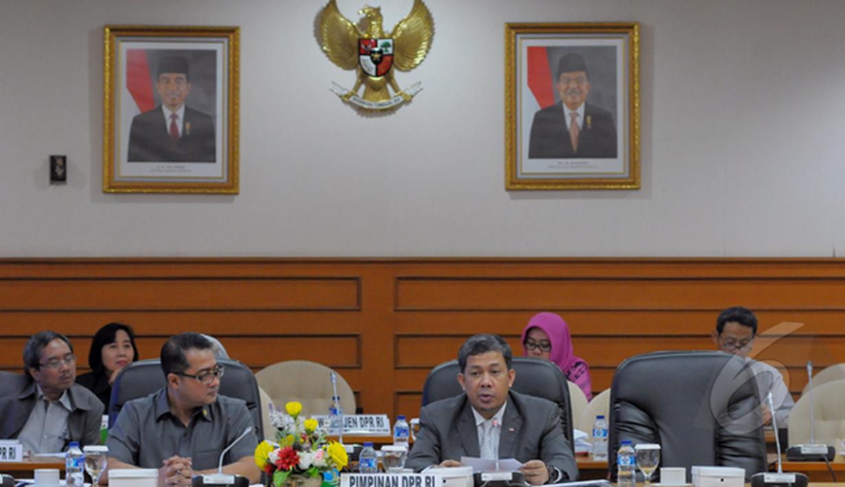 Wakil Ketua DPR RI Fachri Hamzah (keempat dari kiri) saat mengikuti rapat dengar pendapat umum bersama PSSI dan perwakilan 18 klub kompetisi Indonesia Super League (ISL) di Gedung DPR RI, Jakarta (23/2/2015). (Liputan6.com/Andrian M Tunay)