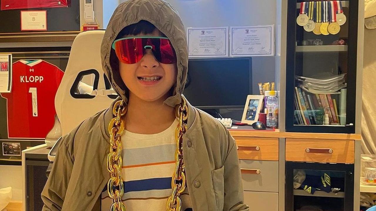 Potret Rafathar yang bergaya necis langsung ramai dikomentari Kpopers. Tak sedikit yang menduga jika hal itu sebagai kode NCT Dream akan datang ke Andara.<br>