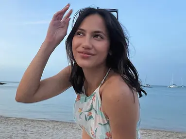 Menikmati momen liburan ke Thailand, adik dari Keenan Pearce mengunjungi berbagai tempat wisata. Salah satu tempat wisata yang ia kunjungi adalah pantai Choeng Mon. Dalam potretnya tersebut, terlihat bahwa suasana di pantai tidak cukup ramai dan bisa bersantai dengan nyaman. (Liputan6.com/IG/@pevpearce)