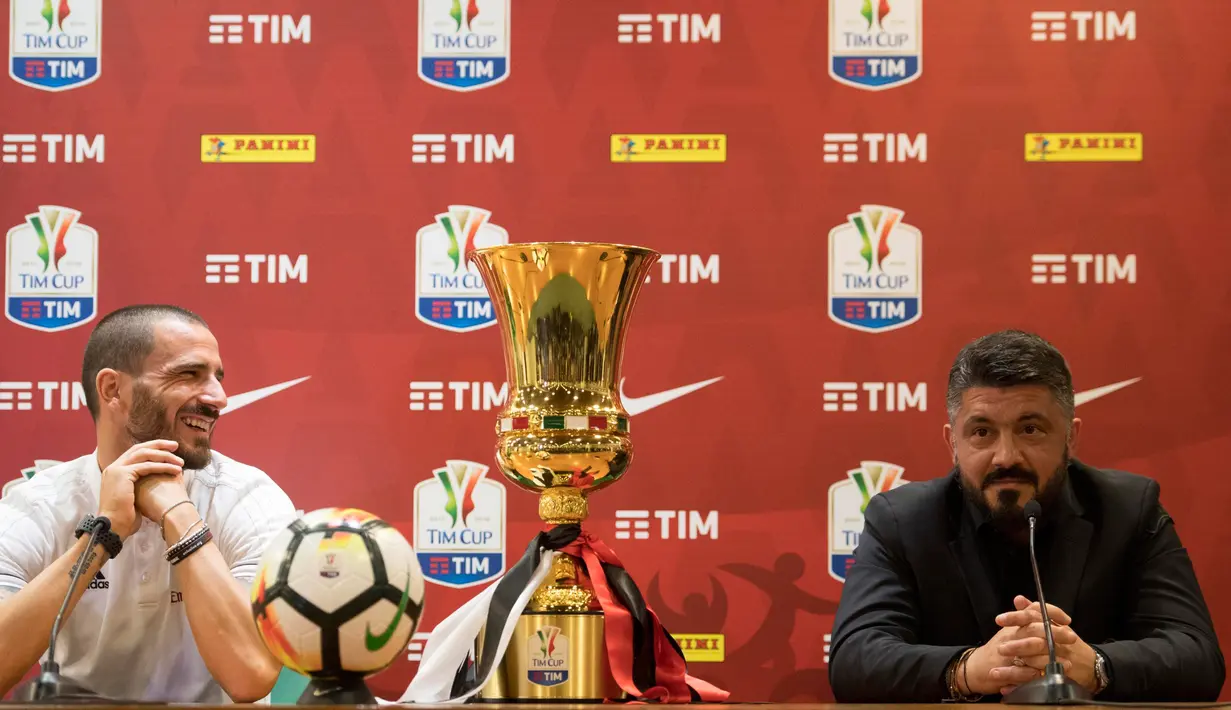 Pelatih AC Milan Gennaro Gattuso dan Leonardo Bonucci saat konferensi pers di stadion Olimpico di Roma, Italia, (8/5). I Rossoneri belum pernah menjuarai Coppa Italia sejak 2003. (AP Photo/Maurizio Brambatti)