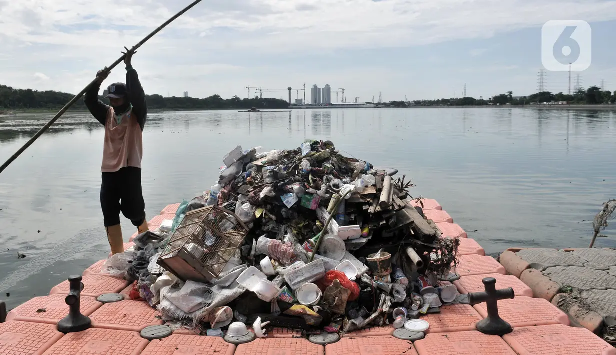 Petugas UPK Badan Air Dinas Lingkungan Hidup Provinsi DKI Jakarta membersihkan sampah di Danau Cincin, Papanggo, Jakarta Utara, Selasa (28/1/2020). Pembersihan sampah yang berasal dari pemukiman sekitar tersebut rutin dilakukan guna menjaga danau tetap bersih dan nyaman. (merdeka.com/Iqbal Nugroho)