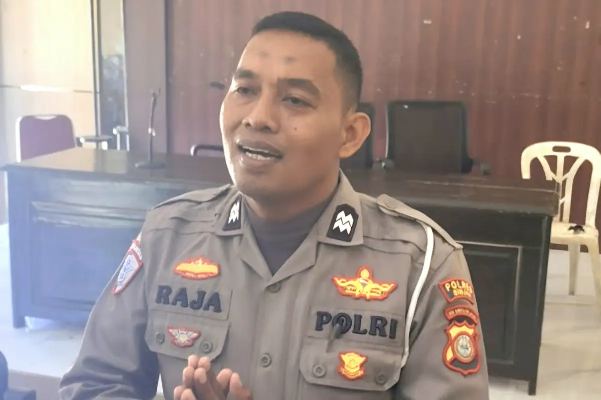 Anggota Satuan Lalu Lintas Polres Sinjai, Aiptu Rajamuddin meminta maaf kepada wakil kepala sekolah SMA Negeri 1 Sinjai