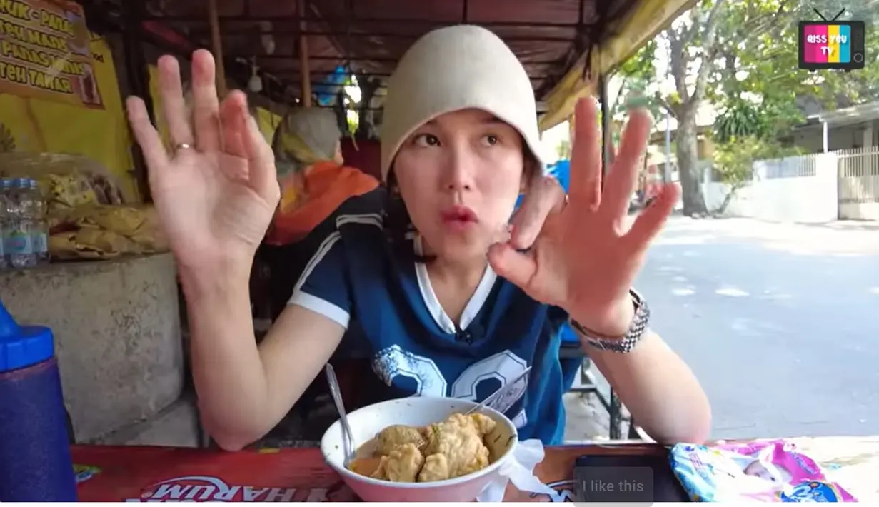 Perempuan asal Depok itu berulang kali memuji enaknya bakso yang disantapnya. [Youtube/Qiss You TV]