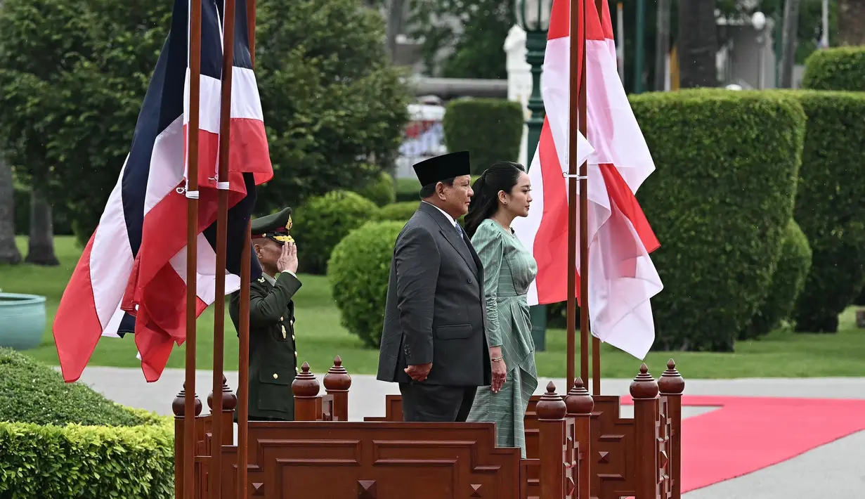 Pertemuan tersebut menjadi simbol eratnya hubungan diplomatik kedua negara dan penghormatan tinggi dari Kerajaan Thailand kepada Indonesia. (Lillian SUWANRUMPHA/AFP)