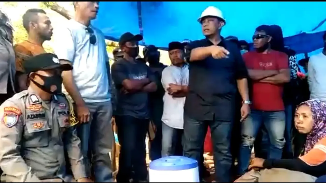 Beredar video di media sosial, bos perusahaan tambang PT GKP di wawonii menyuruh-nyuruh polisi memborgol warga penolak tambang.(liputan6.com/Ahmad Akbar Fua)