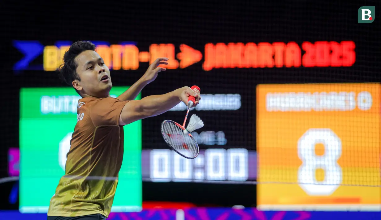 Pebulu tangkis tunggal putra Indonesia, Anthony Ginting dari tim Hurricanes berusaha mengembalikan kok ke arah Jonatan Christie dari tim Blitzers dalam laga Badminton XL 2025 di Istora Senayan, Jakarta, Sabtu (04/10/2025). (Bola.com/Bagaskara Lazuardi)