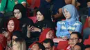 Suporter wanita hadir menyaksikan pertandingan Timnas Indonesia melawan Brunei Darussalam pada laga Kualifikasi Piala Dunia 2026 Zona Asia di Stadion Utama Gelora Bung Karno (SUGBK), Kamis (12/10/2023). (Bola.com/M Iqbal Ichsan)