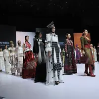 Ulos Simetria di Opening Ceremony Indonesia Fashion Week (IFW) 2026. (dok. IFW)