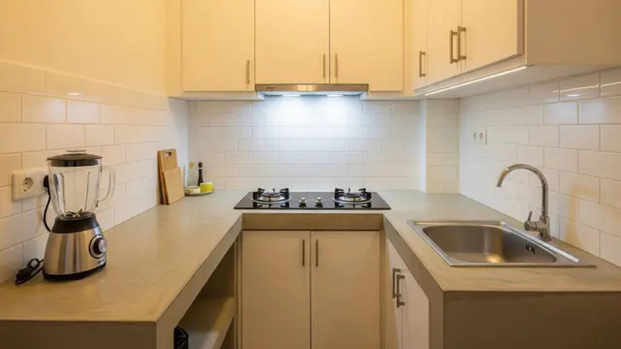 Model L-Shape Compact (Sudut Fungsional)/Dapur Rumah Type 21 Ukuran 1,5x2 meter dengan Kompor Tanam dan Meja Cor (Sumber: gemini.com)