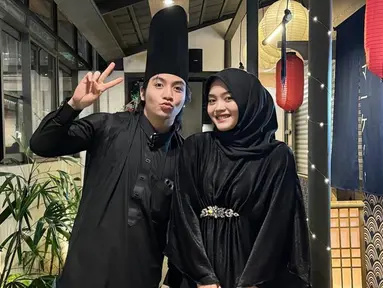 Meski pacaran beda agama, Jeffry Reksa tampak menemani sang pacar berbuka puasa bareng teman-teman mereka di sebuah restoran. Dalam momen tersebut, pria berusia 24 tahun itu memakai gamis berwarna hitam, senada dengan Putri Delina yang memakai kaftan. (Liputan6.com/IG/@putridelinaa)