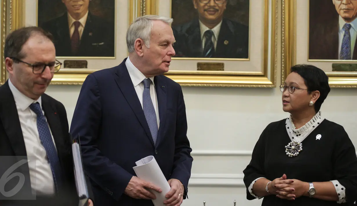 Menlu RI Retno Marsudi dan Menlu Prancis Jean-Marc Ayrault berbincang pada rapat bilateral di Kemenlu, Jakarta, Selasa (28/2). Kunjungan bilateral Menlu Prancis ke Indonesia untuk memperkuat hubungan kerja sama kedua negara. (Liputan6.com/Faizal Fanani)