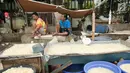 Pedagang kolang-kaling menunggu pembeli di Pasar Induk, Kratam Jati, Jakarta Timur (6/2). Memasuki bulan Ramadan permintaan buah kolang-kaling naik hingga tiga kali lipat. (Liputan6.com/Yoppy Renato)