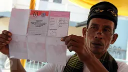 Panitia TPS 015 Jurangmangu Timur mengeluarkan surat suara dari kotak untuk dilakukan penghitungan di Tangerang Selatan, Banten, (9/12). Calon Walikota Tangerang Selatan, Airin Rachmi Diany Mendominasi suara dengan jumlah 212. (Liputan6.com/Helmi Afandi)