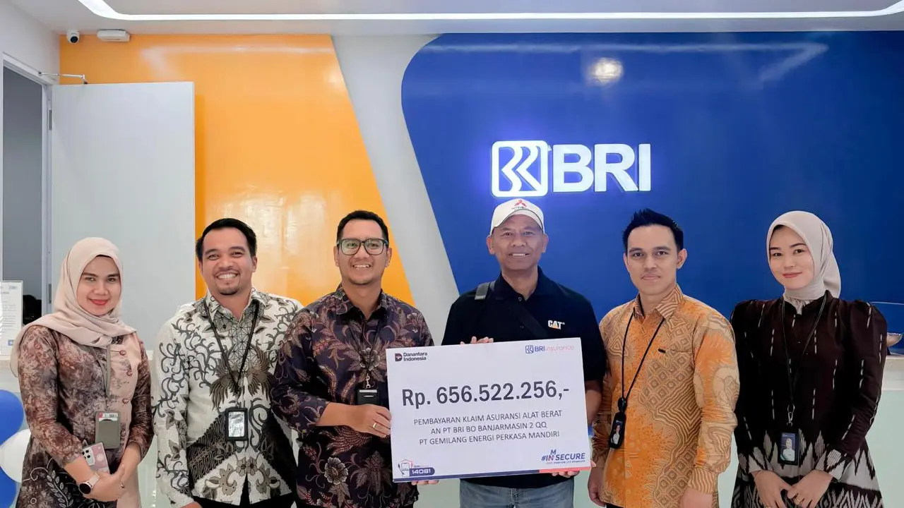 Pembayaran klaim asuransi alat berat senilai Rp 656 juta oleh BRI Insurance kepada pemilik PT Gemilang Martinus. (Dok BRI Insurance)