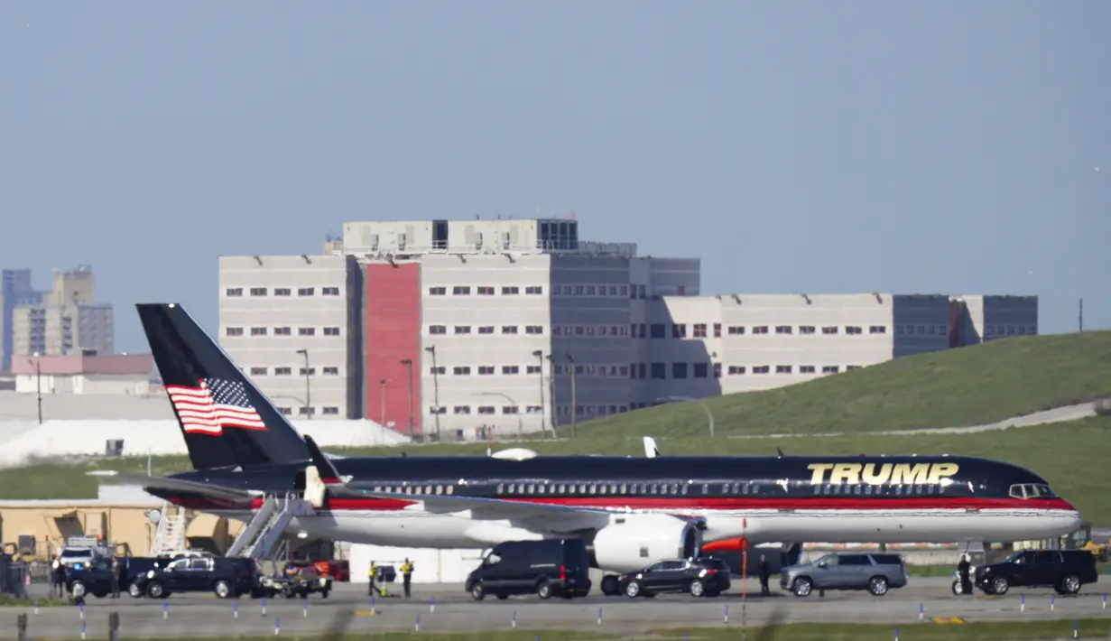 <p>Donald Trump terbang dari Florida ke New York untuk menyerahkan diri pada dakwaan pidana terkait kasus suap terhadap bintang porno Stormy Daniels pada masa kampanye pemilihan presiden AS tahun 2016. (AP Photo/Frank Franklin II)</p>